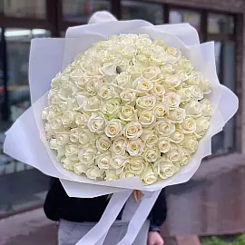 Buquê “Mar de Rosas Brancas” – 101 flores