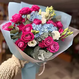 Ramo con hortensia — composición floral brillante