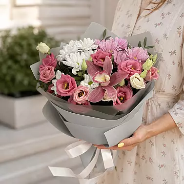 Buquê "Brisa Rosa" com orquídea e lisianthus
