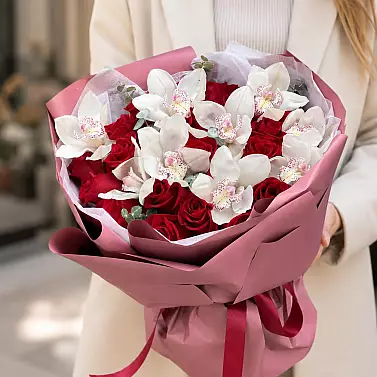 Buquê "Orquídea Rubi" com orquídea e rosas vermelhas
