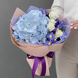 « Ciel printanier » — bouquet d’hortensia, de roses et d’iris