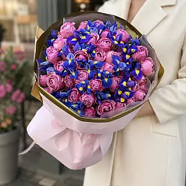 «Sueño rosa y azul» — ramo de rosas e iris