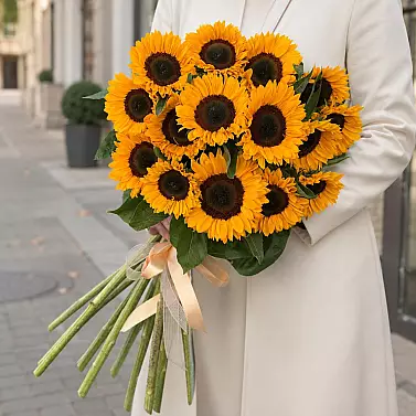 “Sunny Happiness” — a bright sunflower bouquet