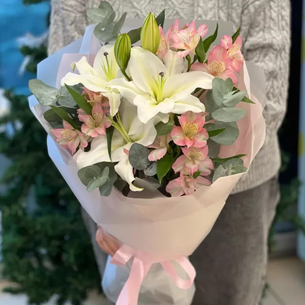 Ramo de lirios y alstroemerias