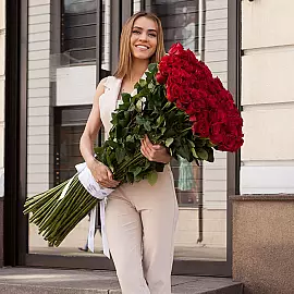 51 červená růže 100 cm — luxusní kytice pro výjimečnou příležitost