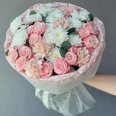 Нежность в розовом — букет из роз, хризантем и гвоздик