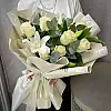 Lirios y rosas — ramo elegante para la amada