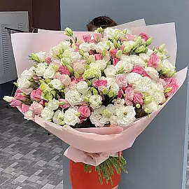 Ramo de 101 eustomas en tonos rosados suaves
