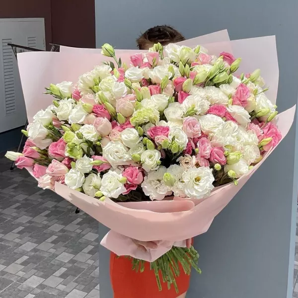 Ramo de 101 eustomas en tonos rosados suaves