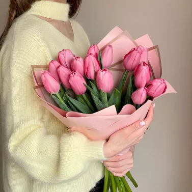 Букет із 15 рожевих тюльпанів