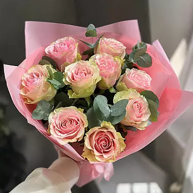 Mazzo di 9 rose rosa con un tocco di verde