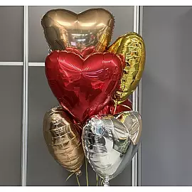 Composición de globos “Arcoíris de corazones”
