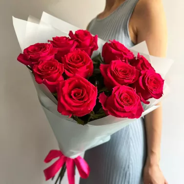 11 червоних троянд