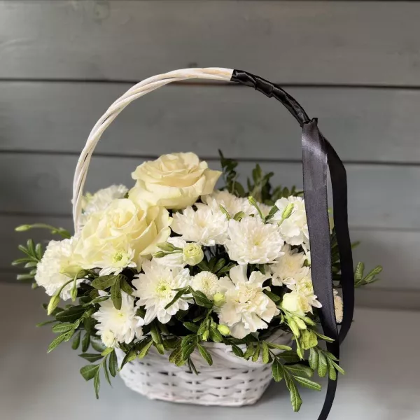 Траурна композиція у кошику