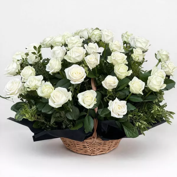 Траурний букет у кошику — 40 білих троянд