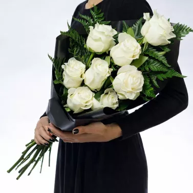 Trauerstrauß aus weißen Rosen in schwarzer Verpackung