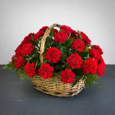 Trauerstrauß aus 34 Nelken im Korb