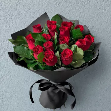 Trauerkomposition aus 16 roten Rosen