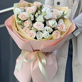 Ramo delicado de rosas arbustivas y eustoma « Dulzura Durazno »