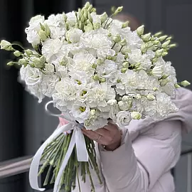 Weißer Strauß aus Eustoma und Nelken „Schneeweiße Zartheit“