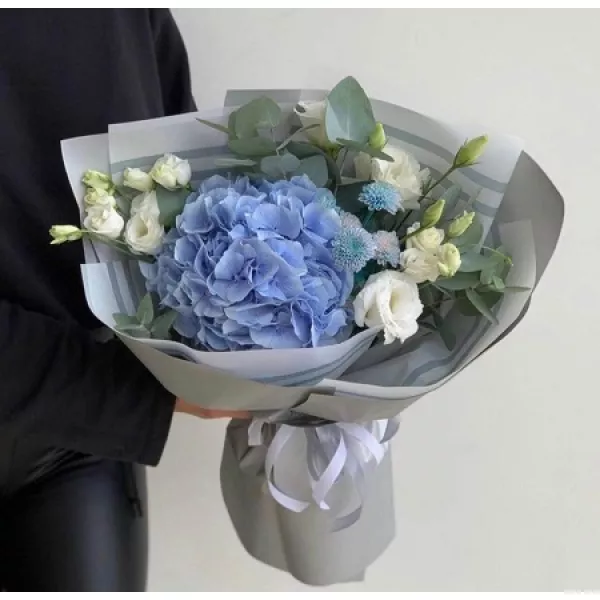 Букет із блакитною гортензією