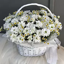 Blumenstrauß im Korb aus Margeriten und Chrysanthemen