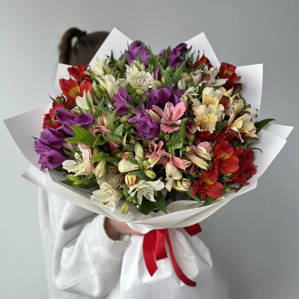Букет з 15 яскравих альстромерій
