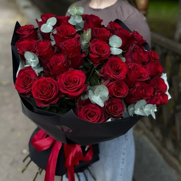 Букет із 31 червоної троянди
