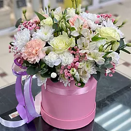 Bouquet in una scatola con rose e crisantemi