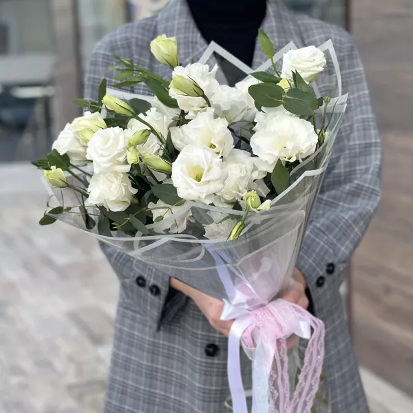 Ramo de 7 eustomas blancas – Símbolo de ternura