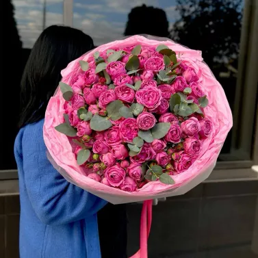 Букет из 25 пионовидных роз — Яркая любовь