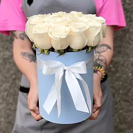 13 rosas blancas en una caja — Perfección en blanco
