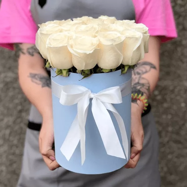 13 білих троянд у коробці — Досконалість у білому