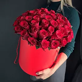51 rosas rojas en una caja