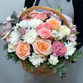 Bouquet em cesta de flores frescas