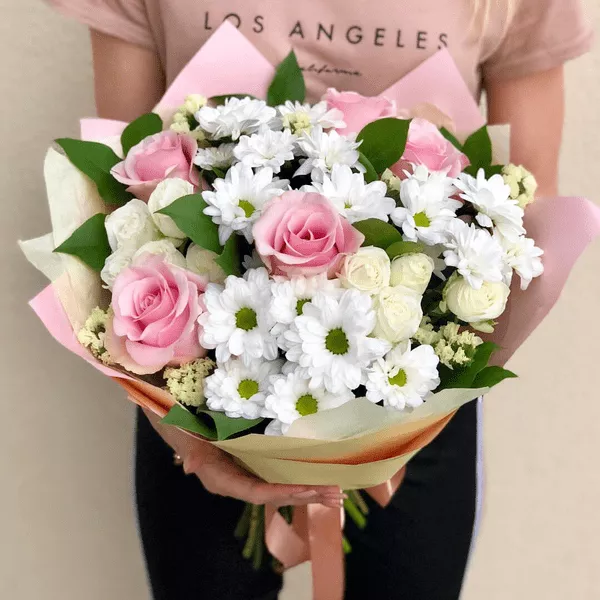 Букет із рожевих та білих квітів — троянди та хризантеми