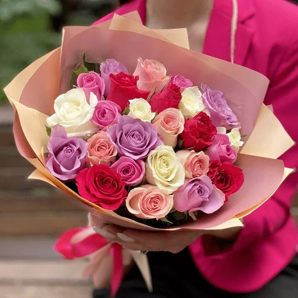 25 різнокольорових троянд