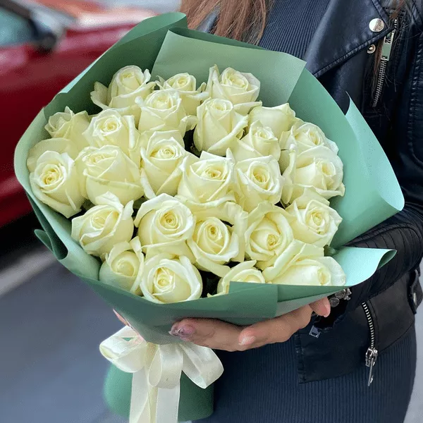 25 білих троянд