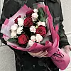 Ramo de rosas rojas y rosas ramificadas rosadas