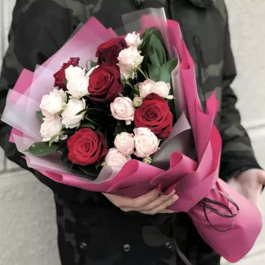 Букет із червоних троянд і рожевих кущових троянд
