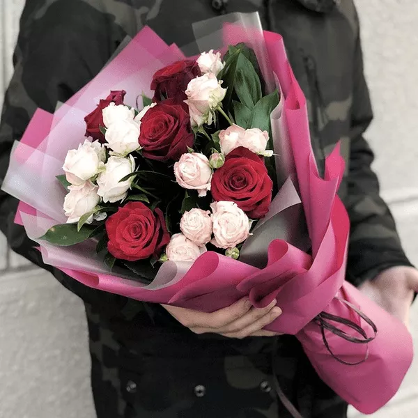 Букет із червоних троянд і рожевих кущових троянд