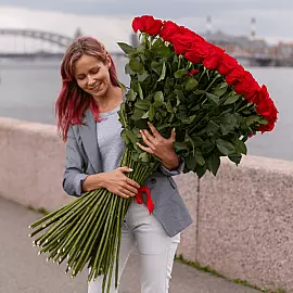 Buquê de 101 rosas 100 cm — um presente luxuoso