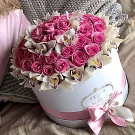 Blumenstrauß aus Rosen und Orchideen in der Box „Premium“